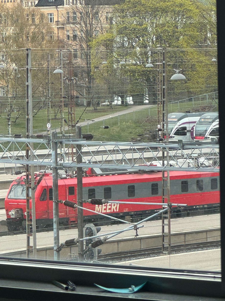 Helsingin päärautatieasemalla harvinainen punainen vieras Helsingin päärautatieasemalla harvinainen punainen vieras