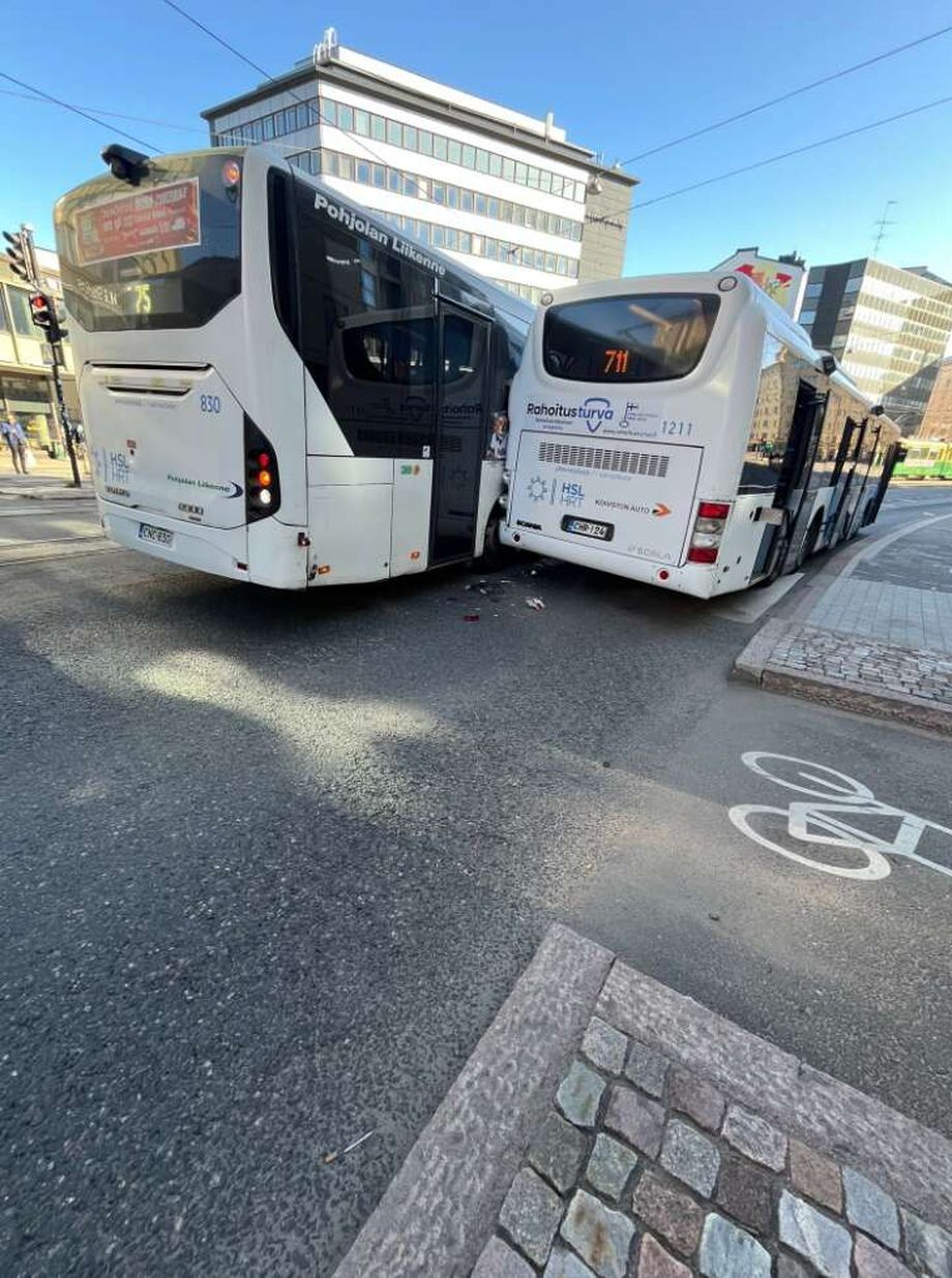 Bussit kolaroivat Helsingissä Bussit kolaroivat Helsingissä