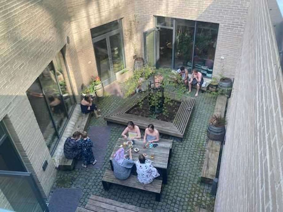 Hengenvaarallinen tilanne: Saunojia viskottiin nyrkin kokoisilla murikoilla Helsingissä Hengenvaarallinen tilanne: Saunojia viskottiin nyrkin kokoisilla murikoilla Helsingissä