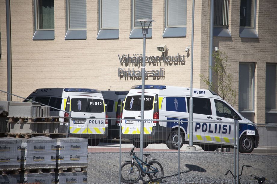 Pirkkalan epäillyn koulupuukottajan perhe joutui häirinnän kohteeksi – Poliisi jyrähtää Pirkkalan epäillyn koulupuukottajan perhe joutui häirinnän kohteeksi – Poliisi jyrähtää