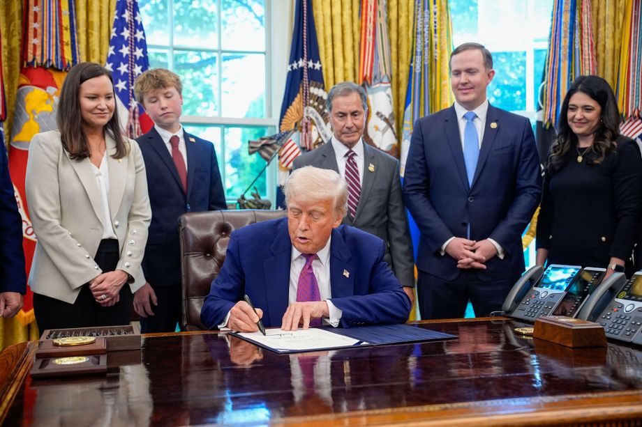 Trump maksaa rahaa, jotta ihmiset häipyvät Yhdysvalloista Trump maksaa rahaa, jotta ihmiset häipyvät Yhdysvalloista